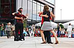 011_25977 | auf dem neugestalteten Platz der Magellan Terrassen finden im Sommer hufig Veranstaltungen statt, um die Hafencity mit Leben zu fllen - z.B. Tango Tanz am Sonntag Nachmittag.