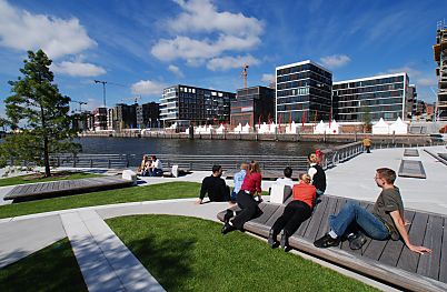 011_25980 | Hamburg Besucher in der Hafencity auf dem Marco Polo Platz - die Touristen interessieren sich für die entstehende Hafencity und die unterschiedliche Architektur auf dieser Grossbaustelle Hamburgs.