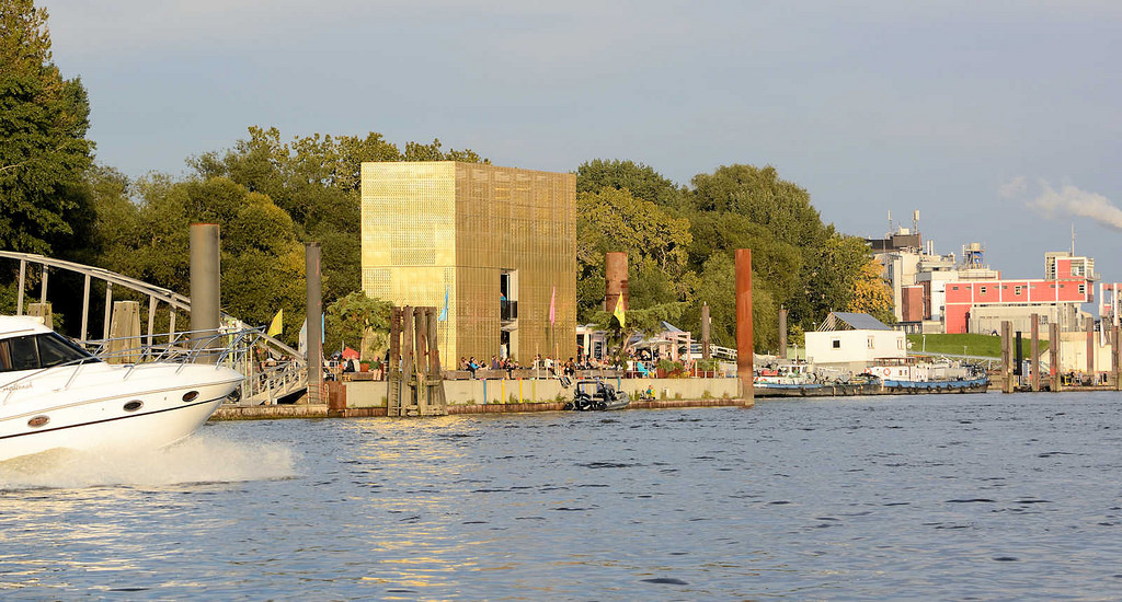 3781 Caf und Bar auf dem Ponton in Entenwerder - der goldene Pavillon besteht aus kupfernem Lochblech und war Teil eines Kunst-Events in Mnster.