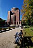 011_25981 | Ruhepause in der Herbstsonne auf einer Bank beim Planetarium, dem ehemaligen Wasserturm im Winterhuder Stadtpark.