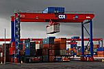 011_25987 | ein vollautomatischer Container Carrier transportiert einen angelandeten Container an seinen Lagerplatz.