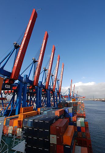 011_25988| auf dem Containerschiff sind die Container an Deck hoch gestapelt; die Containerbrcken sind hoch geklappt und tragen die Aufschrift "Container Terminal Altenwerder"; im Hintergrund die Khlbrandbrcke. 