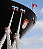 011_25990 | starke Trossen halten das Containerschiff "Hanover" am Kai; am Bug trgt das neue Frachtschiff das Hamburger Wappen - eine Hamburg Flagge weht im Wind.