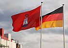 011_25992 | das Hamburg Wappen, die weisse Burg mit den drei Trmen und dem geschlossenen Tor auf der roten Fahne. Der blaue Anker zeigt Hamburg als Hafenstadt - es ist die Hamburger Hafenflagge. Rechts die deutsche Nationalflagge, schwarz, rot, gold.   