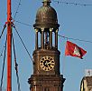 011_25995 | die Kuppel vom Kirchturm der St. Michaeliskirche, im Volksmund auch "Michel" genannt. Hamburg Touristen knnen von der Plattform des Michels ganz Hamburg berblicken. Im Vordergrund die Hamburgfahne, die im Yachthafen weht. 