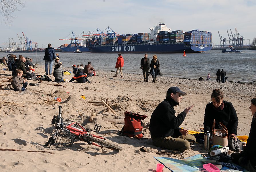 011_25605  Fotos von Hamburg:|  ein sonniger Frhlingstag in Hamburg - am Sonntagnachmittag sitzen die HamburgerInnen am Elbstrand und geniessen die Sonne. Auf der Elbe fhrt ein Containerschiff von zwei Schleppern bugsiert Richtung Hamburger Hafen - Krne stehen am Elbufer am Hafenkai. Sie suchen Hamburg Bilder fr die private Dekoration oder zur gewerblichen Nutzung? Wir haben Tausende von Hamburg - Fotos mit den unterschiedlichsten Hamburger Themen fr Sie archiviert. Setzen Sie sich mit uns in Verbindung, wir beraten Sie gerne und schlagen Ihnen passende Hamburg Aufnahmen vor - und natrlich fotografieren wir auch weiterhin fr Sie Ihre Wunsch - Motive. 