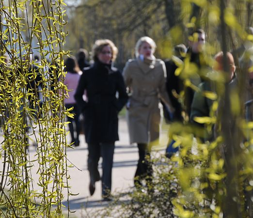 011_25608| trotz des strahlende Sonnenscheins ist eis noch sehr kalt, so dass die Spaziergnger in Mantel und Schal in der Hamburger Sonne an der Alster am Osterwochenende spazieren gehen. 