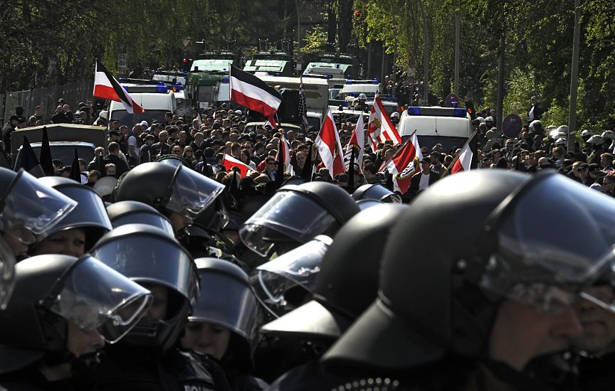 011_26017 |  am 1. Mai 2008 hat die NPD und andere Neonazis einen Aufmarsch durch den Hamburger Arbeiterviertel Barmbek geplant. Ein breites Bndnis gegen Rechts hat eine Gegendemonstration organisiert -  u.a. unter dem Motto " Faschismus ist keine Meinung sondern ein Verbrechen." Auf dem Bild sammeln sich die Neonazis am Bahnhof Alte Whr - Polizisten in Kampfanzug mit Helm sichern den NPD Trupp. www.fotograf-hamburg.de