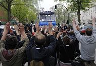 011_26019 |  Demonstranten haben sich auf dem Rbenkamp auf die Fahrbahn gesetzt und versuchen mit einer gewaltfreien Strassenblockade den Marsch der Neonazis durch den Hamburger Stadtteil Barmbek aufzuhalten - sie halten die Hnde hoch, um ihre Gewaltfreiheit zu demonstrieren. 