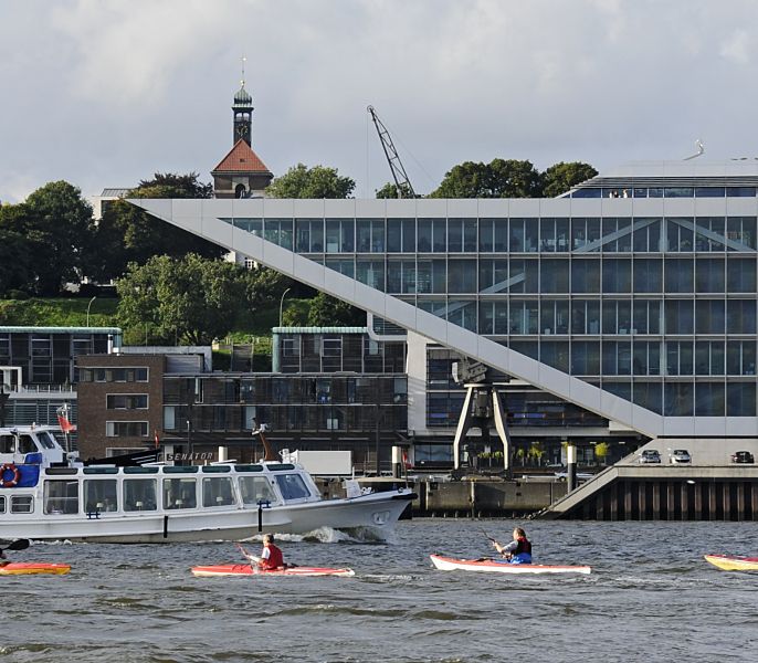 011_26028 |  Fotos von der Elbe / Hamburg :: KajakfahrterInnen kommen von der Sderelbe / Khlbrand und fahren mit ihre Kajaks in die Elbe bei Neumhlen ein. Ein Schiff der Hamburger Hafenrundfahrt passiert die Paddler sehr nahe, die darauf warten zur anderen Elbseite paddeln zu knnen.  Hinter der modernen Architektur des Brogebude Docklnd am ehemaligen Ausrstungskai vom Altonaer Hafen ist hoch oben die Christianskirche von Hamburg Altona zu erkennen.  www.christoph-bellin.de 