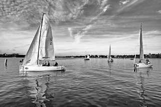 6349 Segelregatta auf der Aussenalster vor Hamburg St. Georg - in der Windstille dmpeln die Boote auf der Alster.