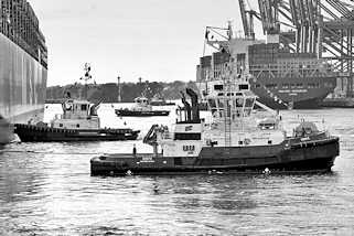 6780 Schlepper im Hamburger Hafen - Hafenbecken Waltershofer Hafen; drei Schlepper unterstützen das Containerschiff ZOE beim Anlegemanöver. Das Containerschiff CMA CGTM KERGUELEN legt im Hintergrund vom Containerterminal Burchardkai ab.