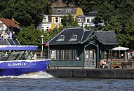 011_26036 |  Schiffsanleger am Museumshafen in Hamburg Oevelgoenne - die Hafenfhre ELBMEILE  in Fahrt mit Bugwelle; ds Fhrschiff legt gleich am Ponton an. Das historische Wartehuschen aus Holz ist Teil des Museumshafens, der sich hinter dem Anleger befindet. Im Hintergrund die historischen Huser von Oevelgoenne.   www.christoph-bellin.de 