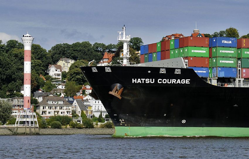 011_26037 | Bilder von Hamburg - Fotos vom Hamburger Hafen -- Das Contaienrschiff HATSU COURAGE verlsst den Hamburger Hafen Richtung Nordsee - an Deck des Containerriesen sind die Container hoch gestapelt. Das mehr als 330m lange Schiff kann 8073 TEU / Standardcontainer an Bord nehmen. Das Frachtschiff passiert gerade den Sllberg von Hamburg Blankenese - lks. der Leuchtturm am Elbufer; das Richtfeuer eine Hhe von 41m.