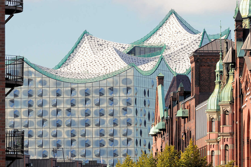 7247 Blick durch die Hamburger Speicherstadt zum Dach der Elbphilharmonie.