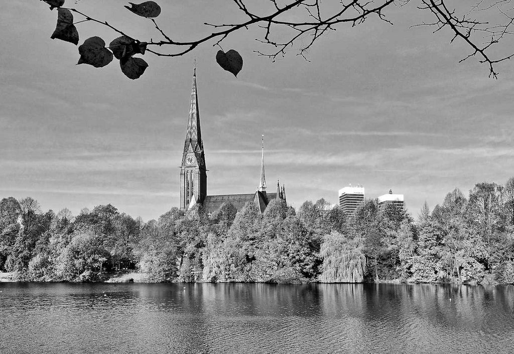 7373 Blick ber den Kuhmhlenteich zur St. Gertrud-Kirche in Hamburg Uhlenhorst.