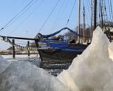 41_656543 |  Die Wintersonne scheint auf die Eisschollen im Museumshafen in Hamburg velgnne; ein historisches Segelboot mit Bugsprit und Takelage berwintert dort. In dem Museumshafen knnen grosse historische Maschinenfahrzeugen wie z.B. der Eisbrecher Stettin oder Segelschiffe und Schwimmkrne besichtigt werden.  www.fotograf-hamburg.de 