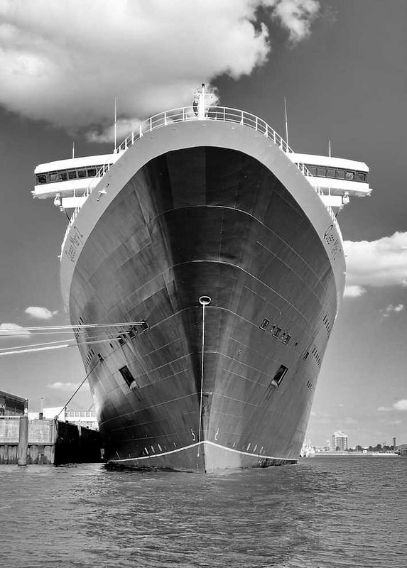 8014 Bug des Kreuzfahrtschiffs QUEEN MARY im Hamburger Hafen, Terminal Hafencity; Schwarzweiss Aufnahme.