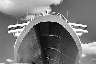 8014 Bug des Kreuzfahrtschiffs QUEEN MARY im Hamburger Hafen, Terminal Hafencity; Schwarzweiss Aufnahme.