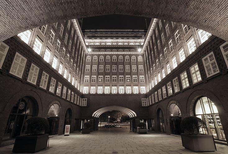 41_656549 |  Nachtaufnahme vom Innenhof des beleuchteten Chilehaus, eine der Architektur - Sehenswrdigkeiten Hamburgs. Vor dem Abriss der Hamburger Gngeviertel fr den Bau des Kontorhausviertels befand sich an der Stelle des Chilehaus-Durchgangs die Fischerstwiete, die mit historischen Fachwerkhusern bebaut war. Das expressionistische Kontorhaus Chilehaus wurde 1922 - 1924 errichtet; der Architekt war  Fritz Hger.  www.fotograf-hamburg.de