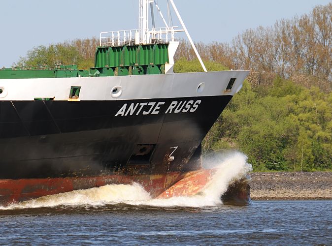 87-6814  Das Container Feeder Schiff ANTJE RUSS in voller Fahrt auf der Elbe, Gischt am Wulstbug des Frachters. Der Feeder  hat eine Lnge von 118m und kann 650 TEU Container transportieren.