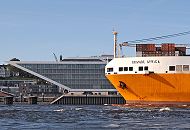 88-7015 |  Der Frachter GRANDE AFRICA verlsst den Hamburger Hafen - das 214m lange und 32m breite Schiff passiert gerade die moderne Architektur des Brogebudes an der Elbe bei Hamburg Neumhlen. www.fotograf- hamburg.de 