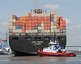89-8029 |  Das Containerschiff NYK Vesta ist hoch mit Containern beladen - ein Hafenschlepper untersttzt den Frachter bei der Ausfahrt aus dem Hamburger Hafen. Die NYK VESTA hat eine Breite von 45,60m und eine Lnge von 338m. Mit 8600 TEU voll beladen hat das Frachtschiff einen Tiefgang von 14,50m und kann bei einer Maschinenleistung von ca. 87000 PS 24,5 kn fahren. www.fotograf-hamburg.de 