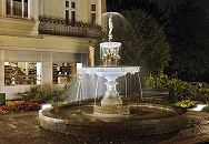 95-21505 | Fotos aus dem Hamburger Bezirk Bergedorf - Nachtaufnahme Springbrunnen. Der gusseiserne Brunnen am Bergedorfer Kaiser Wilhelm Platz wird nach seinem Spender Carl Sievers auch Sievers Brunnen genannt. Die Anlage wurde 1888 von Sievers gestiftet; er damals war der Besitzer der Bergedorfer Wasserwerke, die sich bis 1899 in privatem Eigentum befanden.  Auf seiner Spitze steht eine Putte von der aus das Wasser schirmfrmig nach unten fllt -  vier weitere Knaben sitzen unter dem kleinen Wasserbecken www.fotograf- hamburg.de