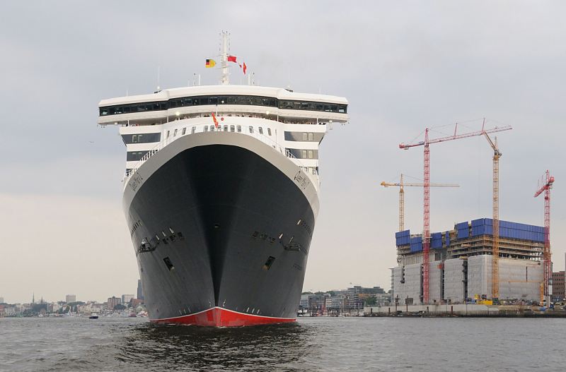 97-4720 |Die Queen Mary 2 vor dem Hamburger Cruise Center am Chikagokai, dort wendet das 345 lange und 45m breite Kreuzfahrtschiff. Rechts die Baustelle mit den hohen Baukrnen am Kaispeicher A, der zuknftigen Hamburger Elbphilharmonie. www.fotograf- hamburg.de