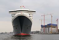 97-4720 | Die Queen Mary 2 vor dem Hamburger Cruise Center am Chikagokai, dort wendet das 345 lange und 45m breite Kreuzfahrtschiff. Rechts die Baustelle mit den hohen Baukrnen am Kaispeicher A, der zuknftigen Hamburger Elbphilharmonie. www.fotograf- hamburg.de 