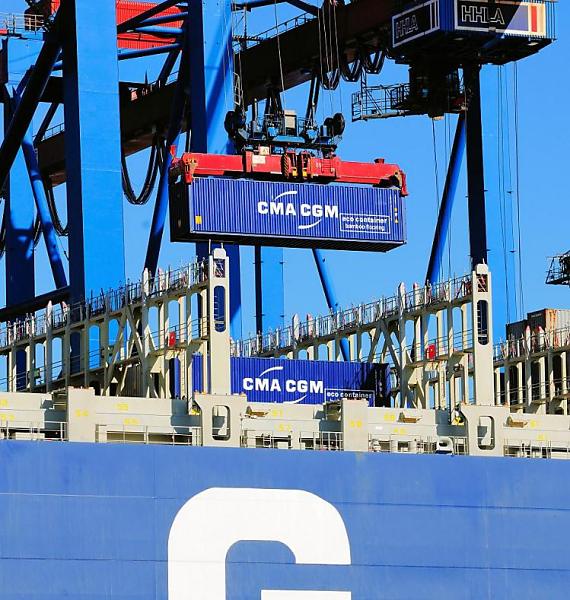 2078_1068-b Entladung des Containerfrachters CMA CGM CHRISTOPHE COLOMB im Hamburger Hafen. Das Schiff liegt am Kai des HHLA Terminals Burchardkai - eine der vielen Container wird mit dem Containerkran an Land gebracht. Bei Containerschiffen wird die Lade- bzw. Stellplatzkapazitt in Anzahl der Container angegeben. Maeinheit ist die TEU (Twenty-foot Equivalent Unit). Damit ist ein Standard-Container von 20 Fu Lnge gemeint. Ein Containerschiff mit 6.000 TEU verfgt also ber Stellpltze fr 6.000 20-Fu-Container, bei optimaler Verteilung der Gewichte der einzelnen Container. hamburg-fotograf.com
