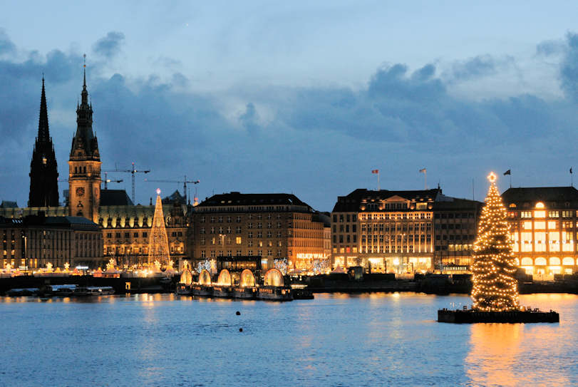 089_1277 Hamburg bei Nacht - Fotografie vom weihnachtlichen Hamburg - Blick von der Binnenalster. Weihnachtliches Hamburg - mit Lichterketten geschmckter Weihnachtsbaum auf der Hamburger Binnenalster - die Weihnachtstanne schwimmt auf einem Ponton vor dem Jungfernstieg. Die Kontor- und Geschftshuser sowie das Hamburger Rathaus sind beleuchtet - an der Alster, am Jungfernstieg finde ein Weihnachtsmarkt statt.