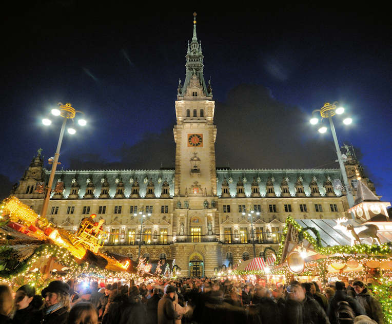 0481_1332 Weihnachtsmarkt vor dem Rathaus Hamburgs - auf dem Rathausmarkt sind Weihnachtsbuden aufgebaut - die Marktstnde sind weihnachtlich mit Tannengirlanden und Lichterketten geschmckt. Menschen drngen sich ber den Markt - zu Weihnachten sind die unterschiedlichen Weihnachtsmrkte der Hansestadt eine Attraktion fr die Hamburg-Touristen und auswrtigen Besucher der Stadt.