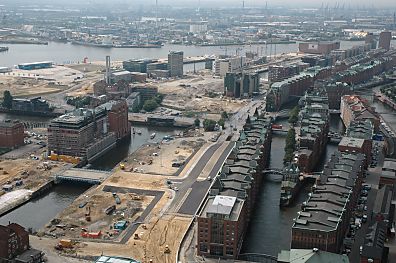 011_25860 | Luftaufnahme der Baustellen fr die Hamburger Hafencity; rechts die Lagerhuser, lks. das Areal fr die Hafencity - im Hintergrund oben rechts der Kaispeicher A, in dem die Elbphilharmonie ihren Sitz haben soll.