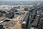 011_25860 | Luftaufnahme der Baustellen fr die Hamburger Hafencity; rechts die Lagerhuser, lks. das Areal fr die Hafencity - im Hintergrund oben rechts der Kaispeicher A, in dem die Elbphilharmonie ihren Sitz haben soll.