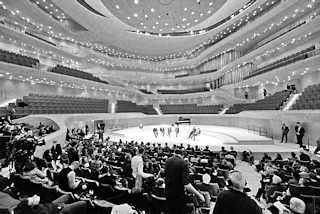 4851 Pressekonferenz im Großen Saal vom Konzerthaus Elbphilharmonie in Hamburg.