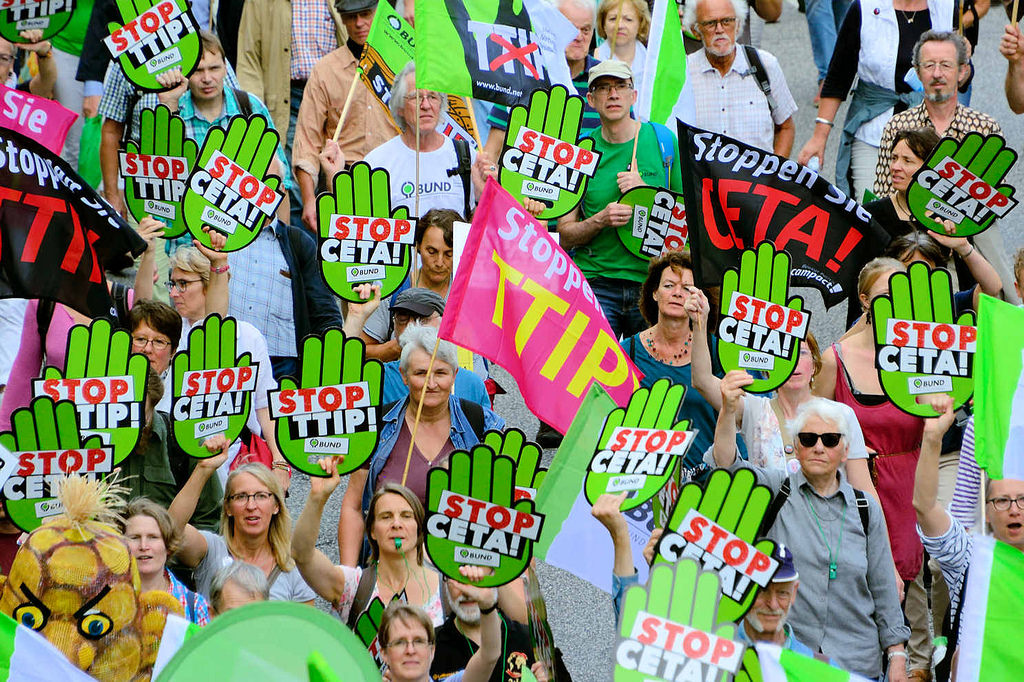 8127 In Hamburg demonstrierten am 17.09.16 zwischen 30.000 und 65.000 Menschen gegen die geplanten Freihandelsabkommen TTIP und CETA. Mehr als 30 Organisationen aus Norddeutschland hatten zu den Protesten aufgerufen.