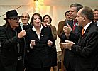 011_25853 | Udo Lindenberg singt zusammen mit Senator fr Stadtentwicklung Dr. Michael Freytag, Kultursenatorin Prof. Dr. Karin von Welck, Dr. Werner Marnette, Vorstandsvorsitzender der Norddeutschen Affinerie AG