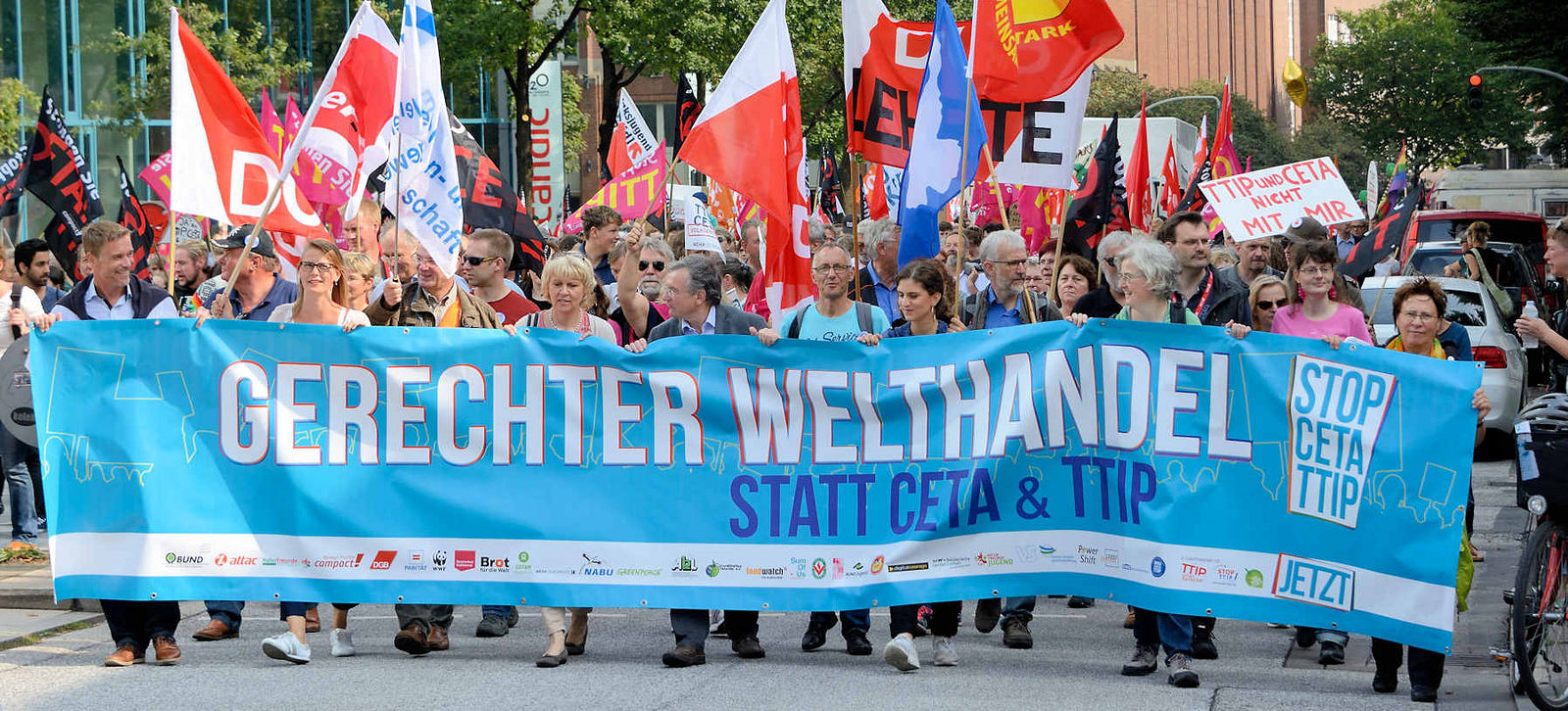 8005 In Hamburg demonstrierten am 17.09.16 zwischen 30.000 und 65.000 Menschen gegen die geplanten Freihandelsabkommen TTIP und CETA. Mehr als 30 Organisationen aus Norddeutschland hatten zu den Protesten aufgerufen. 