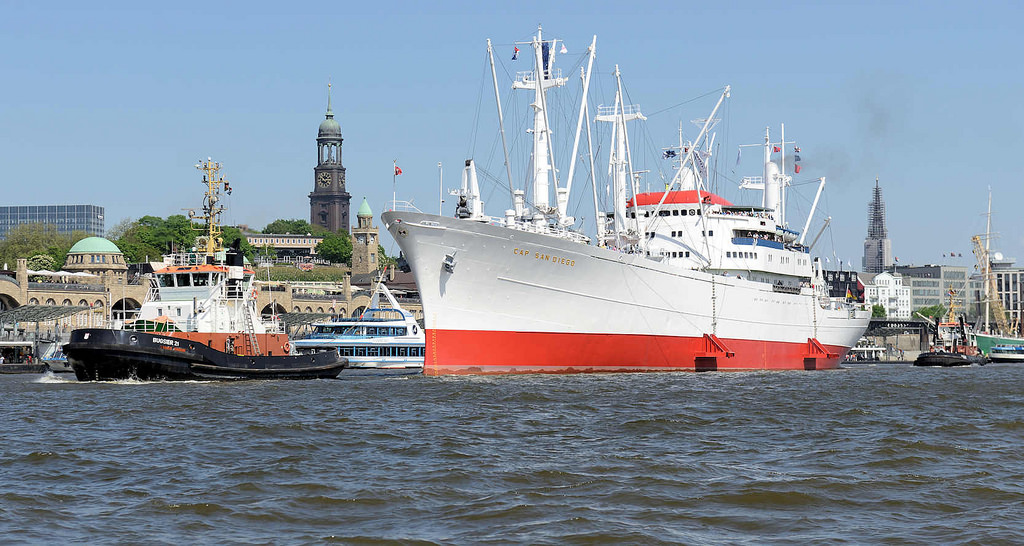 0196 Das Hamburger Museumsschiff Cap San Diego wird mit Schlepperhilfe in die Fahrtrinne der Elbe vor den Landungsbrücken geschleppt.