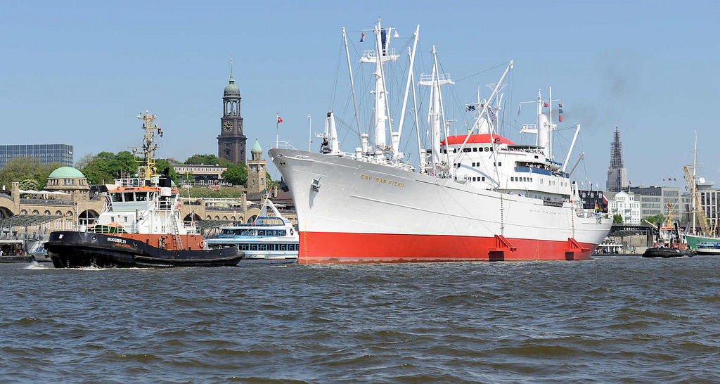 0196 Das Hamburger Museumsschiff Cap San Diego wird mit Schlepperhilfe in die Fahrtrinne der Elbe vor den Landungsbrcken geschleppt.