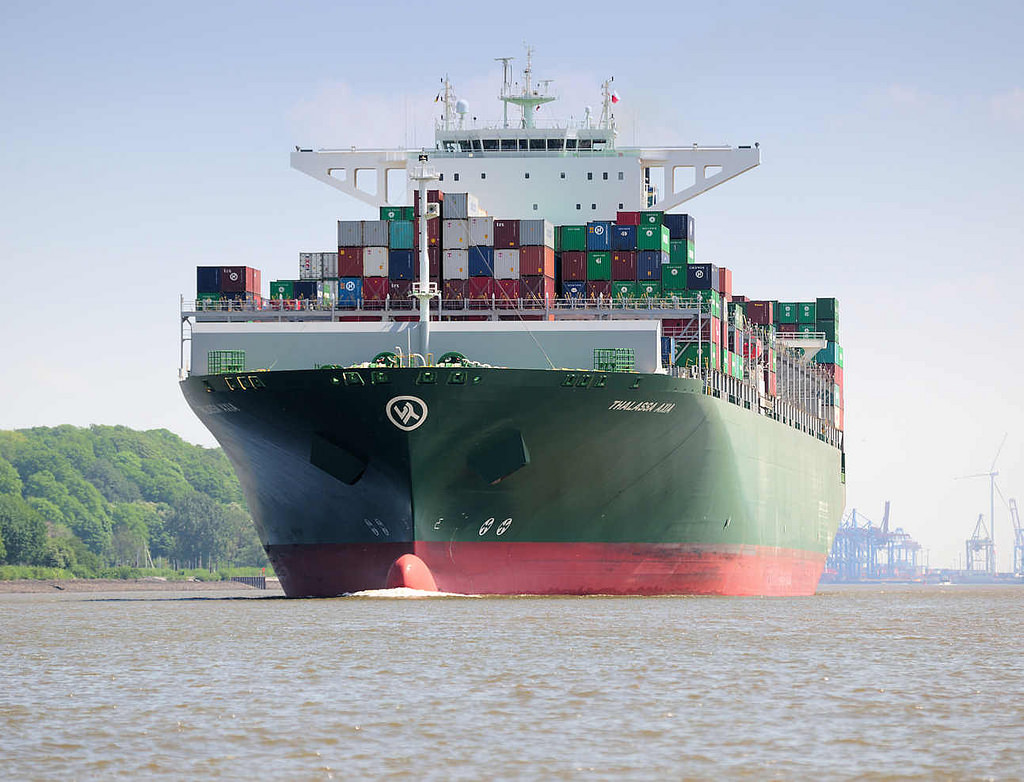 8865 Das 368 m lange Containerschiff Thalassa Axia läuft aus dem Hamburger Hafen aus; der Containerfrachter wurde 2014 gebaut und kann 13 808 TEU Standardcontainer transportieren.