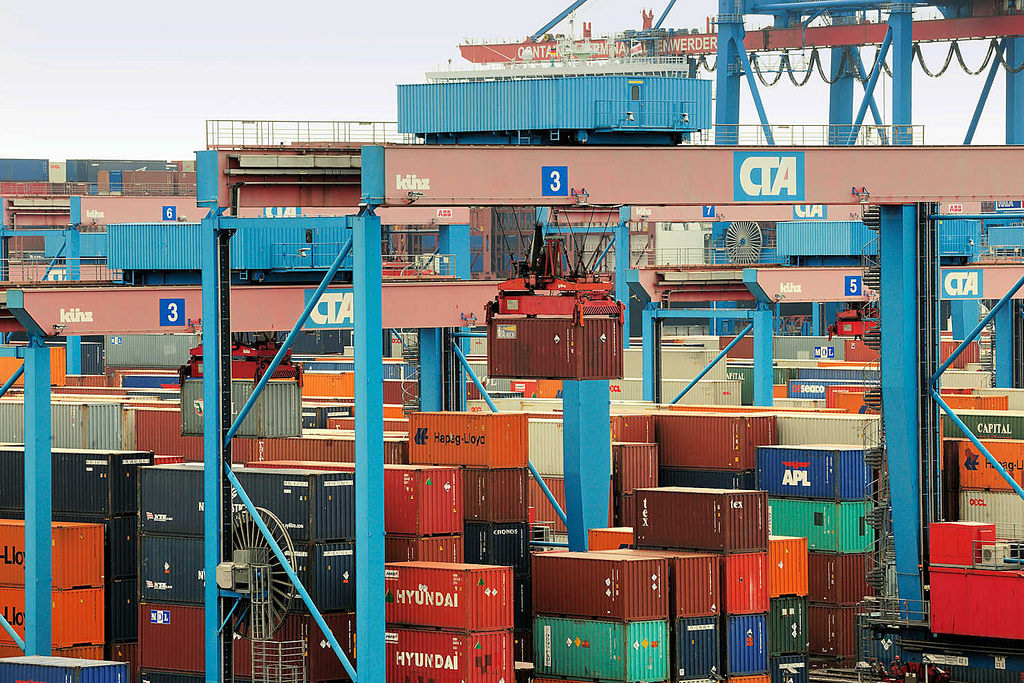 8170 Containerlager auf dem HHLA Container-Terminal Altenwerder CTA; ein Portalkran transportiert einen Container zum Lagerplatz.