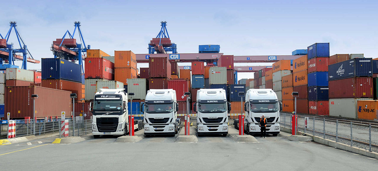 8855 Sattelschlepper / LKW stehen unter dem Portalkran auf dem Gelnde vom Hamburger Container Terminal Altenwerder.