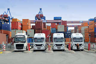 8855 Sattelschlepper / LKW stehen unter dem Portalkran auf dem Gelnde vom Hamburger Container Terminal Altenwerder. 