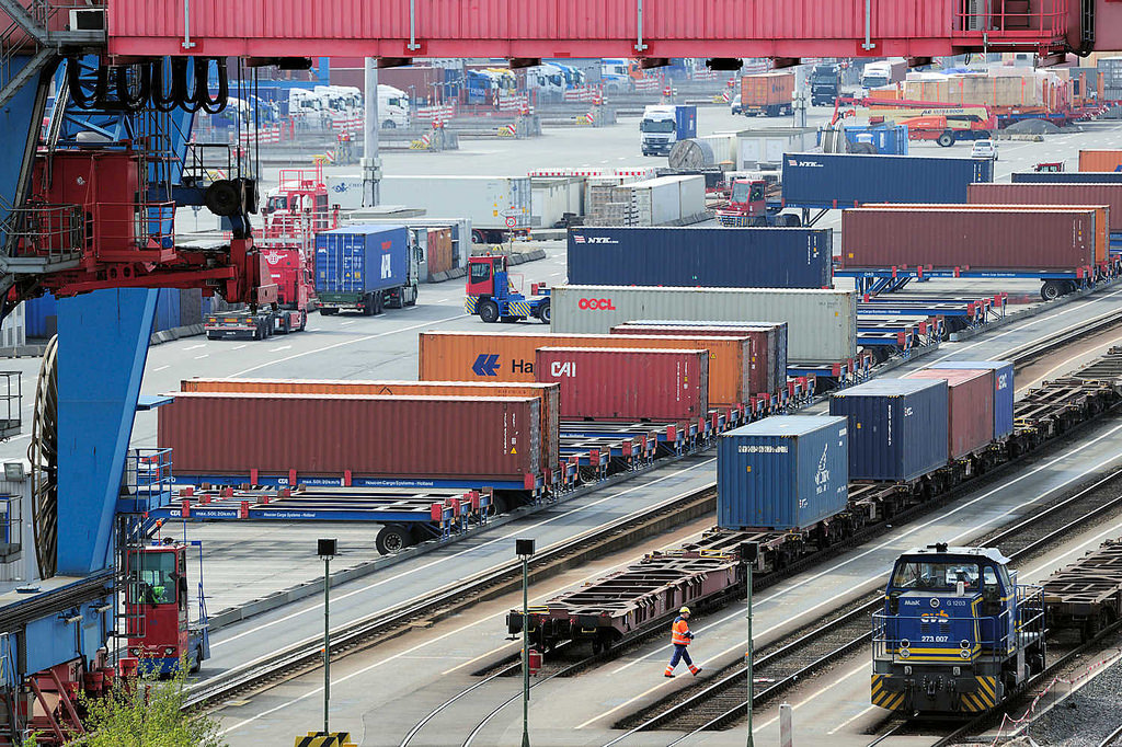 8190 Containerbahnhof / Containerterminal Altenwerder - Hamburger Hafen; Container mit Sattelauflieger - Güterzug mit Containerwagen.