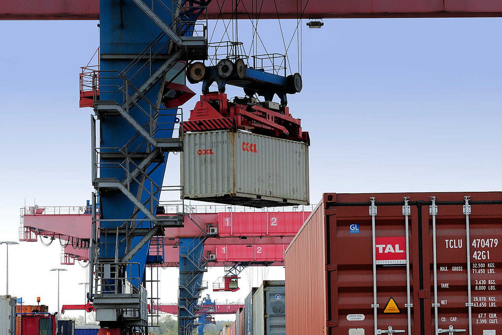 8380 Die Ladung eines Containerzugs wird im Containerbahnhof Hamburg Altenwerder gelöscht - einer der Container wird mit einem Portalkran vom Güterwaggon zum Sattelauflieger transportiert.