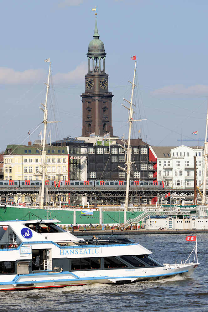 8164 Museumschiff Rickmer Rickmers - dreimastiges Frachtsegelschiff; Liegeplatz am Johannisbollwerk in der Hamburger Neustadt, Nhe St. Pauli Landungsbrcken - im Hintergrund das Hochbahnviadukt mit einer fahrenden Hochbahn und der Kirchturm von der St. Michaeliskirche.