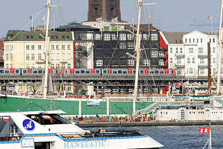 8164 Museumschiff Rickmer Rickmers - dreimastiges Frachtsegelschiff; Liegeplatz am Johannisbollwerk in der Hamburger Neustadt, Nhe St. Pauli Landungsbrcken - im Hintergrund das Hochbahnviadukt mit einer fahrenden Hochbahn und der Kirchturm von der St. Michaeliskirche. 