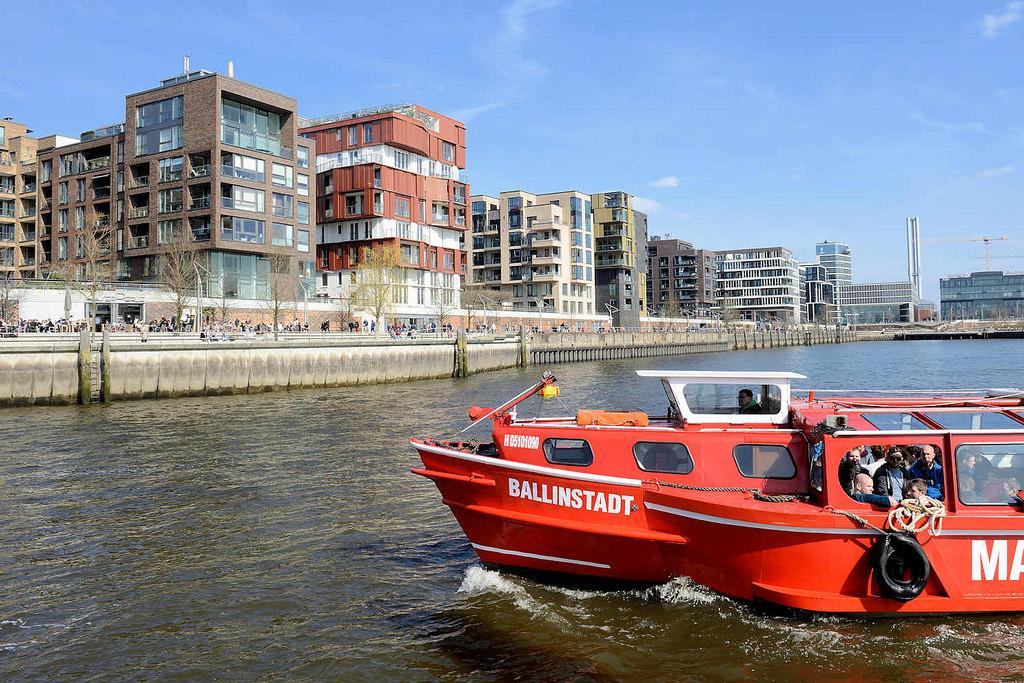 8632 Das Fahrgastschiff Ballinstadt der Maritimen Circle Line im Grasbrookhafen - Promenade am Dalmannkai; Wohnhuser in der Hamburger Hafencity.